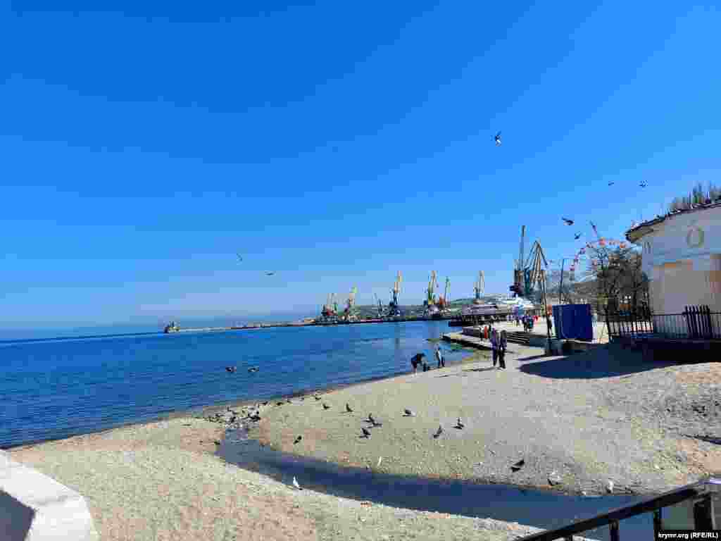 Морской порт в Феодосии стал последним пристанищем для российского БДК «Новочеркасск», пострадавшего в результате удара ВСУ в декабре прошлого года.