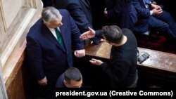 Президент України Володимир Зеленський спілкується з прем’єр-міністром Угорщини Віктором Орбаном (ліворуч) у день інавгурації новообраного президента Аргентини Хав’єра Мілея. Буенос-Айрес, 10 грудня 2023 року