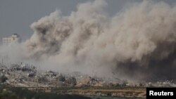 Дим над Сектором Гази після ізраїльських авіаударів, 19 листопада 2023 року