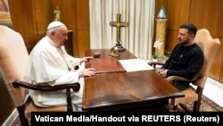 Президент України Володимир Зеленський і папа Римський Франциск. Ватикан, 13 травня 2023 року