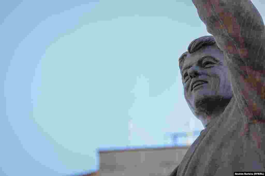 Tokom svojih posjeta Kosovu, Bill i Hillary Clinton posjetili su i statuu. Pored nje se slikala bivša američka dama.