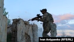 «В реальном бою труднее всего». Морпехи 35-й бригады тренируются штурмовать и оборонять здания (фотогалерея)