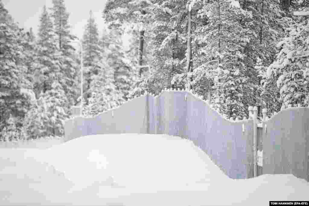 Глава уряду Фінляндії Петтері Орпо повідомив, що рішення про закриття східного кордону набуде чинності в четвер о 00:00 і буде чинним до 13 грудня. Раніше, 22 листопада, влада Фінляндії ухвалила рішення закрити всі прикордонні переходи на кордоні з Росією, за винятком одного, найбільш північного. На початку 2023 року Фінляндія розпочала будівництво загороджувальних споруд вздовж кордону з Росією, побоюючись, що російська сторона може сприяти проникненню через кордон мігрантів із третіх країн