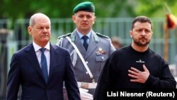 Президент України Володимир Зеленський і канцлер Німеччини Олаф Шольц (ліворуч). Берлін, 14 травня 2023 року