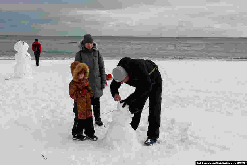 Одесити вийшли кататись на санчатах та ліпити сніговиків