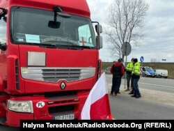 Цю вантажівку не пропустили поза чергою