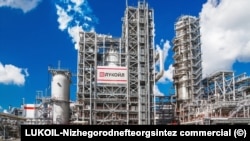 Установка каталітичного крекінгу на нафтопереробному заводі в Нижньому Новгороді, фото ілюстративне