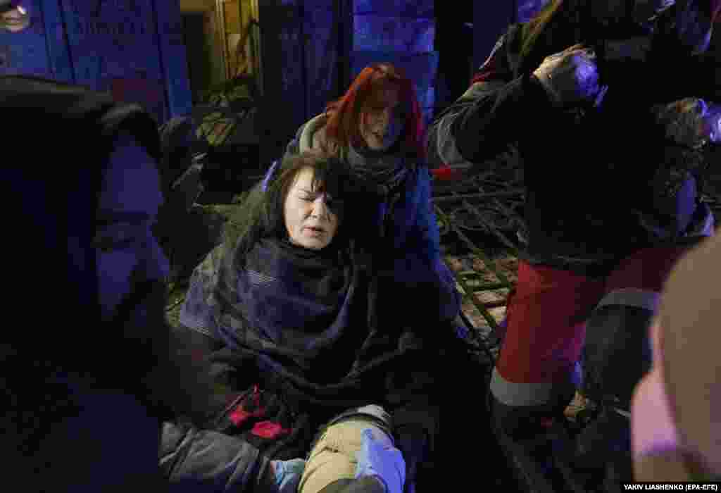 Медики надають допомогу харків&#39;янам на місці російського ракетного обстрілу. Російська армія постійно обстрілює Харків, починаючи від 24 лютого 2022 року. Харків&nbsp;&ndash; це друге за кількістю населення місто в Україні. Зараз, за повідомленнями влади, у Харкові проживає приблизно мільйон людей. Місто розташоване за 30 кілометрів від кордону з Росією.