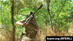 Запорізька обл. Снайпер Дніпропетровської ОБр ТРо ЗСУ Кирило з групи підтримки підрозділу аеророзвідки на замаскованій позиції. Серпень 2023