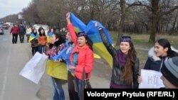 Молодые крымчанки в крымскотатарских национальных уборах и с украинскими флагами протестуют против проведения псевдореферендума в Крыму. Окрестности Симферополя, Крым, 14 марта 2014 г.