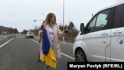 Адвокатка Богдана Єрмохіна, яка боролася за його повернення, зустрічає хлопця на кордоні в день його 18-річчя