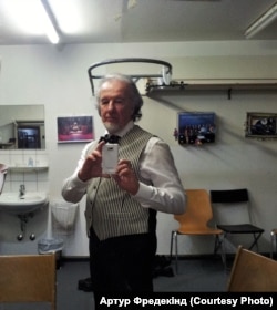 Артур Фредекінд перед виходом на театральну сцену