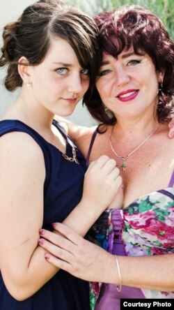 Настя Мостова з мамою. Фото: з архіву родини