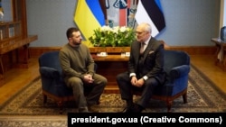 Президент України Володимир Зеленський і президент Естонії Алар Каріс (праворуч). Таллінн, 11 січня 2024 року