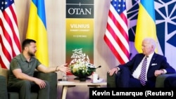 Колишній президент США Джо Байден та президент України Володимир Зеленський після заходу з лідерами G7, щоб оголосити спільну декларацію на підтримку України, під час саміту НАТО у Вільнюсі, 12 липня 2023 року