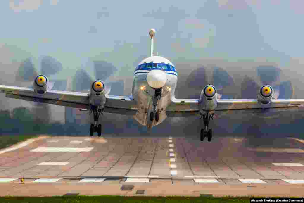 Літак Іл-22 злітає з московського аеродрому у травні 2016 року. ЗСУ також заявили, що знищили Іл-22 тієї ж ночі, що й А-50. Пізніше з'явилися світлини, які показують, що Іл-22, мабуть, пережив аварійну посадку із щонайменше сильно пошкодженим шрапнеллю хвостом. На самому літаку внаслідок ураження його виникла пожежа  