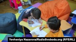 Під час заняття з дітьми Оксана запропонувала їм розмалювати власну емоцію