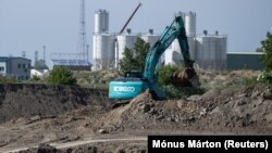 Экскаватор работает рядом с венгерской АЭС "Пакш", Венгрия, 9 мая 2023 года