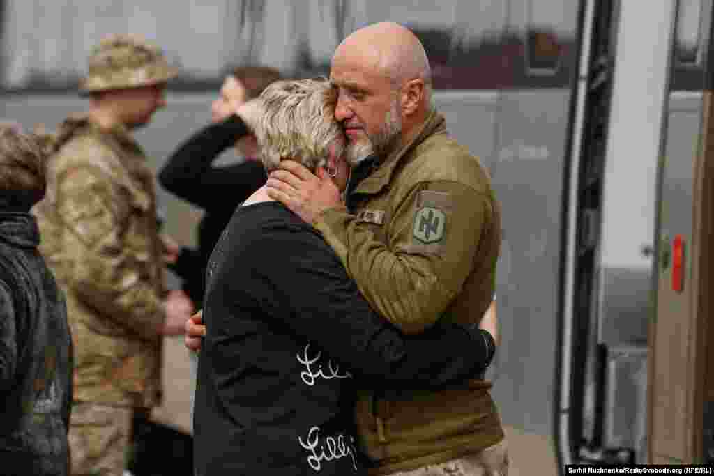 Обійми на прощання за кілька хвилин до відправлення потяга з Краматорська