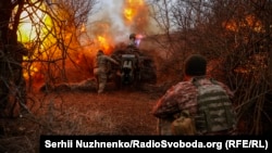 Украинские военные 126-й отдельной бригады территориальной обороны на позициях при обнаружении целей открывают огонь из гаубицы Д-30 по российским силам. Херсонская область, 12 марта 2024 года