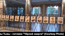 Выставка портретов героев книги "Воины Тувы – потомки "Черной смерти", написанная местным художником Радомиром Балганом.