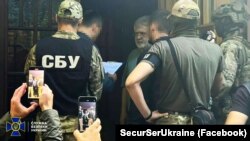 Під час вручення представниками СБУ олігарху Ігорю Коломойському підозри за кількома статтями Кримінального кодексу України, 2 вересня 2023 року
