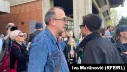 Novinar i profesor Dinko Gruhonjić na protestu ispred Filozofskog fakulteta u Novom Sadu, 29. mart 2024.