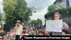 Дарина Вдовенко пікетує виступ співачки Світлани Лободи. Харків,