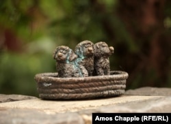 Кошик цуценят на площі Пешт