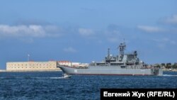 БДК «Новочеркасск» в Севастопольской бухте, июль 2021 года