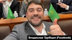 Владислав Трубіцин, якого САП та НАБУ обвинувачують у хабарництві, 13 травня 2023 року виїхав за кордон у напрямку Польщі за дозволом голови Державної прикордонної служби Сергія Дейнеки на підставі листа від очільника Головного управління розвідки