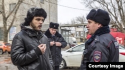 Евгений Кочегин и полицейские