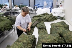 Ділянка упаковки військової форми у швейному цеху на фабриці Shishkin uniform atelier. Росія. Єкатеринбург