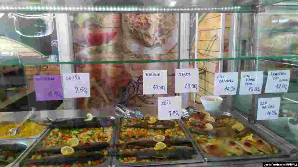 Onima "plićeg džepa" jeftinija riblja jela nude ekspres restorani. Ribar Tiho Fabris kaže da je važno da riba bude dostupna svim turistima, jer je mediteranska hrana dio kulture i tradicije crnogorskog juga. "Ne mora to biti skupi zubatac, dovoljan je fišek srdela da turista ponese ukus i miris juga", kaže Fabris.  