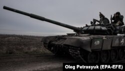 Раніше сьогодні командувач оперативно-стратегічного угруповання військ «Таврія» Олександр Тарнавський заявив, що російські війська різко збільшили кількість штурмових дій та авіаударів