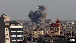 На фото видно дим, що клубочиться над Хан-Юнісом на півдні Смуги Гази під час ізраїльського бомбардування 24 січня 2024 року