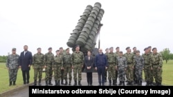 Ambasadorka Kine Čen Bo sa ministrom odbrane Srbije Milošem Vučevićem (16. maj 2023. godine)