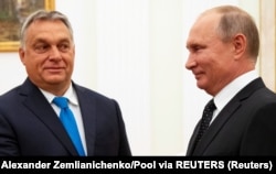 Прем’єр-міністр Угорщини Віктор Орбан (ліворуч) і очільник Росії Володимир Путін