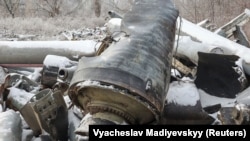 Уламки ракети, яка, на думку української влади, була виготовлена ​​в Північній Кореї та була використана під час удару по Харкову, Україна, 6 січня 2024 року