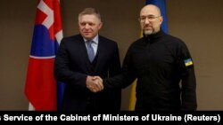 Голова Кабінету міністрів Денис Шмигаль (праворуч) повідомив про початок міжурядових консультацій з представниками словацького уряду раніше 11 квітня