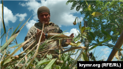 Запорізька обл. Військовослужбовець Дніпропетровської ОБр ТРо ЗСУ «Джек» з боєприпасом для FPV дрона, серпень 2023
