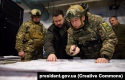 Президент Володимир Зеленський та тоді командувач ОСУВ «Хортиця», а нині головком ЗСУ Олександр Сирський в командному пункті на Харківщині, листопад 2023-го року