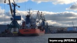 Судно-зерновоз у порту, фото ілюстративне