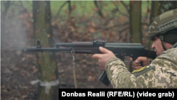 Військовослужбовець ЗСУ відпрацьовує навички стрілецького бою