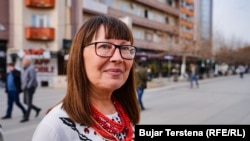 Lyudmila në sheshin e Prishtinës. Ajo tregon se ndihet mirë në Kosovë.