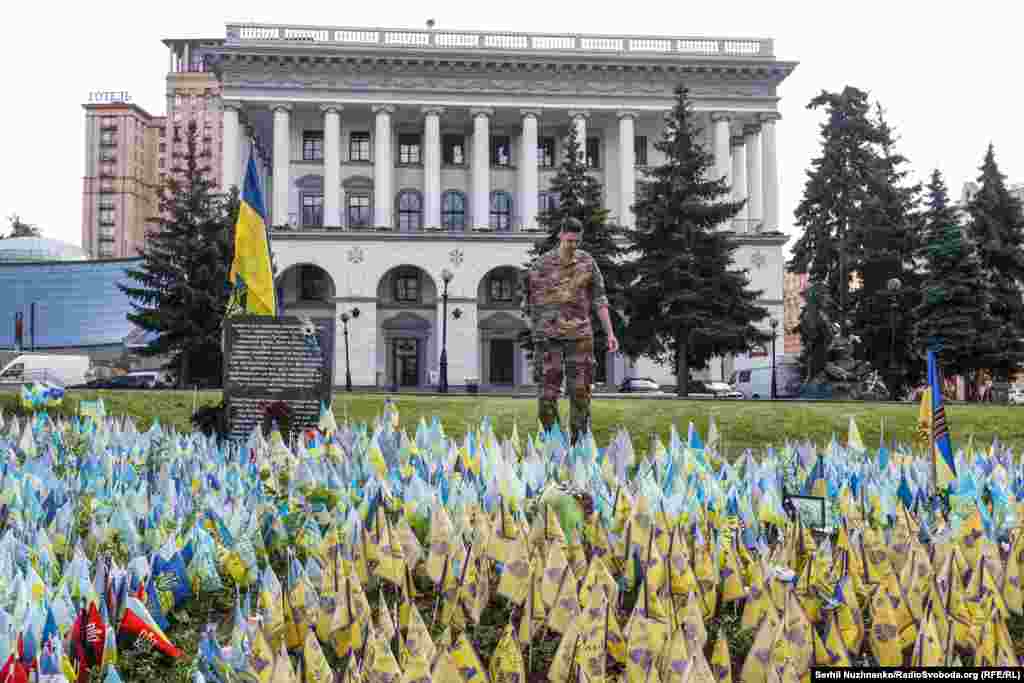 Прапорці на честь загиблих оборонців України...          
