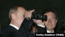 Їх відкрила юридична компанія, що належить громадянці Росії, яка, зокрема, надала директора для однієї з компаній друга Володимира Путіна, колишнього міністра зв’язку Леоніда Реймана (фото Путіна і Реймана – архівне)