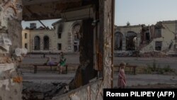 Ілюстраційне фото. Жителі Костянтинівки серед зруйнованих обстрілами будівель, червень 2024 року