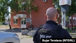 Policajac u Severnoj Mitrovici (foto-arhiv)