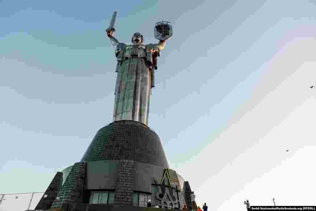 5 серпня працівники почали встановлювати герб України на монумент «Батьківщина-мати». Тризуб підняли до першого рівня – на 24 метри. Вранці 6 серпня роботи продовжили